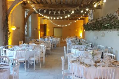 Château éclairé sous un ciel nocturne avec une pleine lune visible en arrière-plan.
