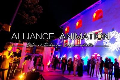 Groupe de personnes rassemblées devant un bâtiment illuminé, avec une chanteuse et des musiciens sur scène.