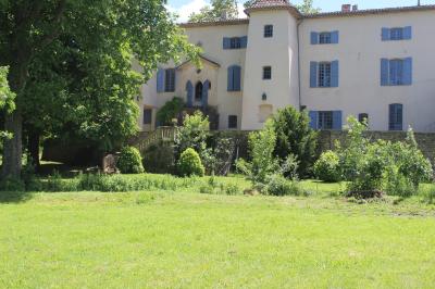Table dressée pour un repas avec nappes blanches, couverts, verres, menus, pains, bouteille de vin et seau à glace.