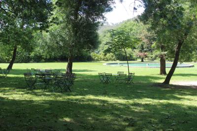 Table dressée pour un repas avec nappes blanches, couverts, verres, menus, pains, bouteille de vin et seau à glace.