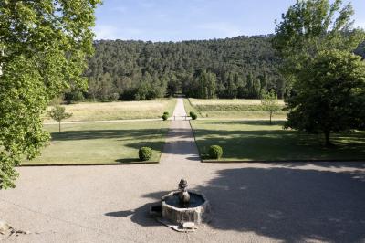 Table dressée pour un repas avec nappes blanches, couverts, verres, menus, pains, bouteille de vin et seau à glace.