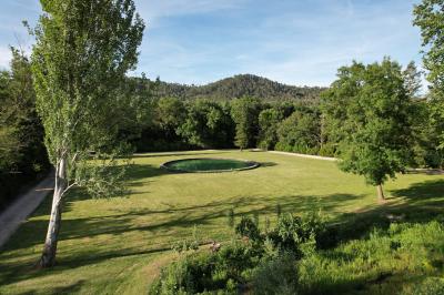 Table dressée pour un repas avec nappes blanches, couverts, verres, menus, pains, bouteille de vin et seau à glace.