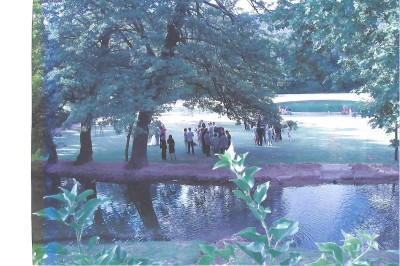 Table dressée pour un repas avec nappes blanches, couverts, verres, menus, pains, bouteille de vin et seau à glace.