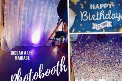 Photobooth décoré avec rideau LED, accessoires d'anniversaire et espace VIP, ambiance festive et lumineuse.