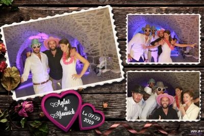 Des personnes posent avec des accessoires festifs dans un photobooth lors d'un mariage, sur un fond en pierre.