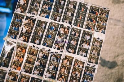 Planche de photos instantanées montrant plusieurs groupes de personnes posant dans différents cadres festifs.