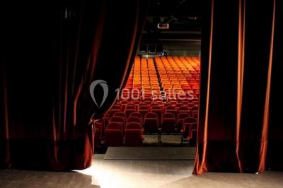 Bâtiment en bois avec une clôture métallique et un panneau indiquant ’La Forge’, entouré de végétation.