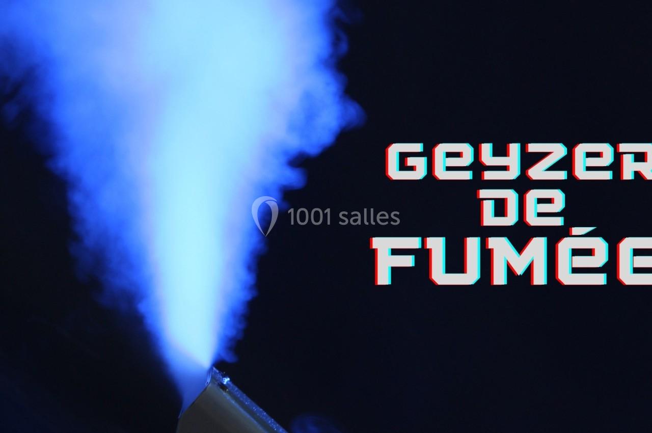 Jet de fumée bleutée s'échappant d'un appareil, avec le texte ’Geyzer de fumée’ en surimpression.