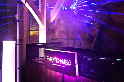 Quatre musiciens en costume jouent de la guitare et du cajón en extérieur lors d'un événement.