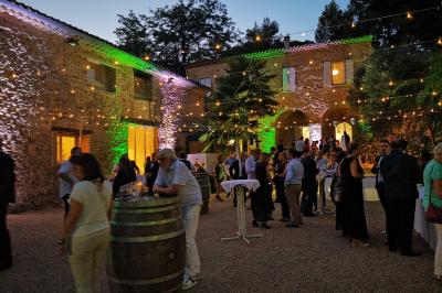 Quatre musiciens en costume jouent de la guitare et du cajón en extérieur lors d'un événement.