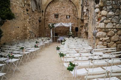Quatre musiciens en costume jouent de la guitare et du cajón en extérieur lors d'un événement.