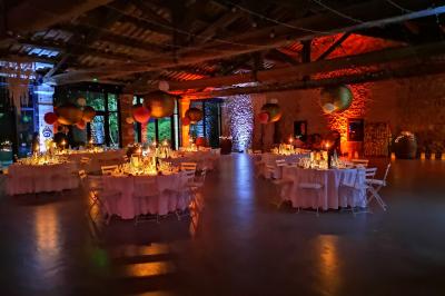 Quatre musiciens en costume jouent de la guitare et du cajón en extérieur lors d'un événement.