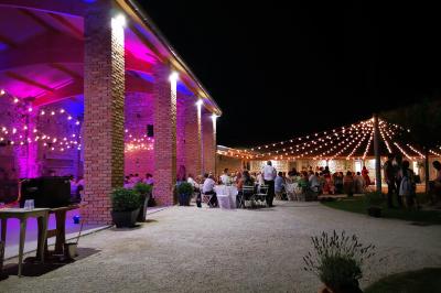 Quatre musiciens en costume jouent de la guitare et du cajón en extérieur lors d'un événement.