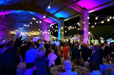 Quatre musiciens en costume jouent de la guitare et du cajón en extérieur lors d'un événement.