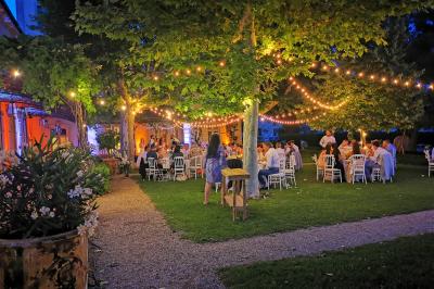 Quatre musiciens en costume jouent de la guitare et du cajón en extérieur lors d'un événement.