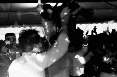 Quatre musiciens en costume jouent de la guitare et du cajón en extérieur lors d'un événement.