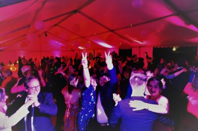 Quatre musiciens en costume jouent de la guitare et du cajón en extérieur lors d'un événement.