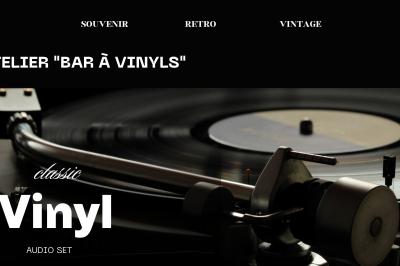 Quatre musiciens en costume jouent de la guitare et du cajón en extérieur lors d'un événement.