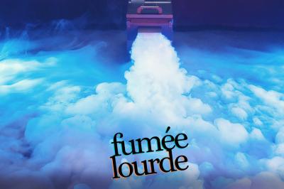 Quatre musiciens en costume jouent de la guitare et du cajón en extérieur lors d'un événement.