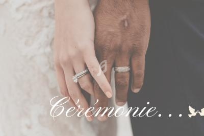 Mains d'un couple portant des alliances, l'une posée sur l'autre, symbolisant l'union lors d'une cérémonie.