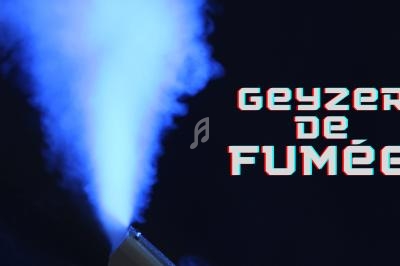 Jet de fumée bleutée s'échappant d'un dispositif sur fond sombre, avec le texte ’Geyzer de fumée’ à droite.