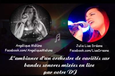 Deux chanteuses sur scène avec micros, accompagnées d'effets lumineux, promouvant un orchestre de variétés.