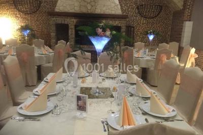 Vue d'un étang entouré d'arbres et de végétation sous un ciel partiellement nuageux.