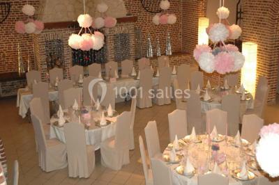 Vue d'un étang entouré d'arbres et de végétation sous un ciel partiellement nuageux.