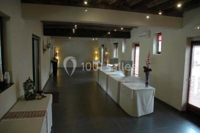 Vue d'un étang entouré d'arbres et de végétation sous un ciel partiellement nuageux.