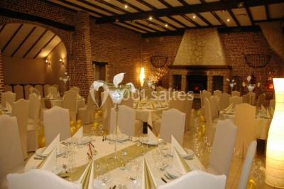Vue d'un étang entouré d'arbres et de végétation sous un ciel partiellement nuageux.