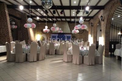 Vue d'un étang entouré d'arbres et de végétation sous un ciel partiellement nuageux.