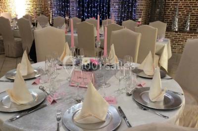 Vue d'un étang entouré d'arbres et de végétation sous un ciel partiellement nuageux.