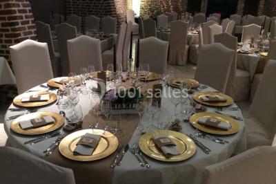 Vue d'un étang entouré d'arbres et de végétation sous un ciel partiellement nuageux.