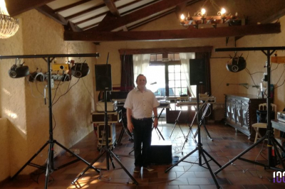 Buffet garni de plats variés devant une scène équipée de matériel de sonorisation et éclairée par des projecteurs.