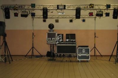 Équipement de sonorisation et éclairage installé dans une salle avec carrelage et murs clairs.