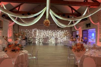 Terrain de sport en plein air avec pelouse et piste en terre, entouré de maisons et d'arbres sous un ciel dégagé.