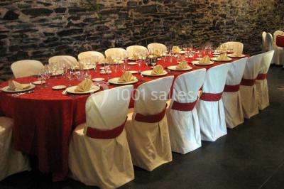 Miniature Location salle Court-Saint-Étienne (Brabant wallon) - Ferme de Beaurieux #3 Charpente en bois apparente d'un bâtiment ancien avec des murs en briques et un éclairage intérieur chaleureux.