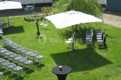 Miniature Location salle Court-Saint-Étienne (Brabant wallon) - Ferme de Beaurieux #10 Charpente en bois apparente d'un bâtiment ancien avec des murs en briques et un éclairage intérieur chaleureux.