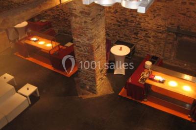 Miniature Location salle Court-Saint-Étienne (Brabant wallon) - Ferme de Beaurieux #14 Charpente en bois apparente d'un bâtiment ancien avec des murs en briques et un éclairage intérieur chaleureux.