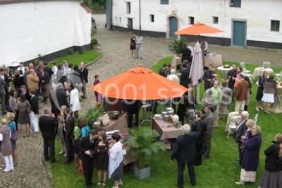 Miniature Location salle Court-Saint-Étienne (Brabant wallon) - Ferme de Beaurieux #17 Charpente en bois apparente d'un bâtiment ancien avec des murs en briques et un éclairage intérieur chaleureux.