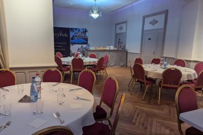 Deux chaises de bureau autour d'une table blanche dans une pièce lumineuse avec parquet et vue sur un jardin.