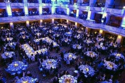 Deux tableaux scintillants représentant Charlie Chaplin et Marilyn Monroe sur une scène sombre.