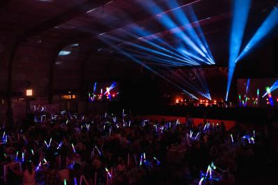 Deux tableaux scintillants représentant Charlie Chaplin et Marilyn Monroe sur une scène sombre.