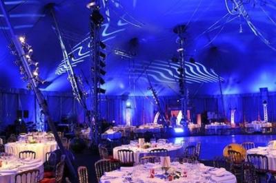 Deux tableaux scintillants représentant Charlie Chaplin et Marilyn Monroe sur une scène sombre.