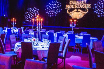 Deux tableaux scintillants représentant Charlie Chaplin et Marilyn Monroe sur une scène sombre.