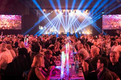 Deux tableaux scintillants représentant Charlie Chaplin et Marilyn Monroe sur une scène sombre.