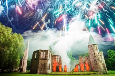 Deux tableaux scintillants représentant Charlie Chaplin et Marilyn Monroe sur une scène sombre.
