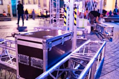 Deux tableaux scintillants représentant Charlie Chaplin et Marilyn Monroe sur une scène sombre.