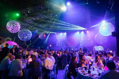 Deux tableaux scintillants représentant Charlie Chaplin et Marilyn Monroe sur une scène sombre.