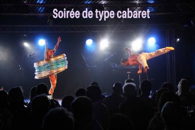 Deux tableaux scintillants représentant Charlie Chaplin et Marilyn Monroe sur une scène sombre.